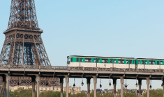 À Paris, le viaduc du métro enjambant la Seine fait peau neuve (Crédit photo: DXR - Wikimedia Commons)