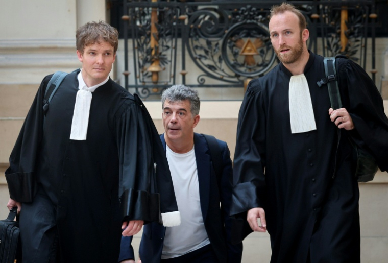 Lex-animateur de télévision Stéphane Plaza arrive avec ses avocats au palais de justice de Paris, le 26 juin 2026 ( AFP / MEHDI FEDOUACH )
