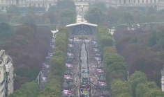 Marée humaine sur les Champs-Élysées pour le deuxième jour de la visite du pape en France