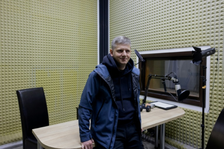 Viacheslav Mavrychev, rédacteur en chef de la branche de l'audiovisuel public Suspilné, dans un studio à Kharkiv, dans le nord-est de l'Ukraine, le 15 mai 2025 ( AFP / Tetiana DZHAFAROVA )