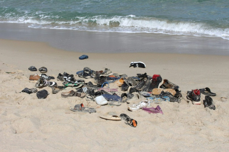 Photo du Croissant-Rouge libyen, obtenu par l'AFP le 15 février 2023, montrant sur une plage les effets personnels de migrants qui seraient morts après le naufrage de leur bateau au large des côtes libyennes ( Croissant-Rouge libyen / - )