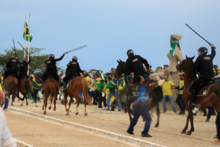 Affrontements entre policiers et soutiens de l'ex-président du Brésil Jair Bolsonaro, le 8 janvier 2023 le jour des émeutes de Brasilia ( AFP / Sergio Lima )