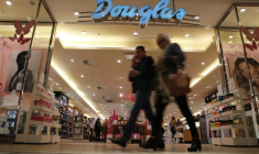 Photo d'archives des gens qui passent devant la parfumerie Douglas en Allemagne