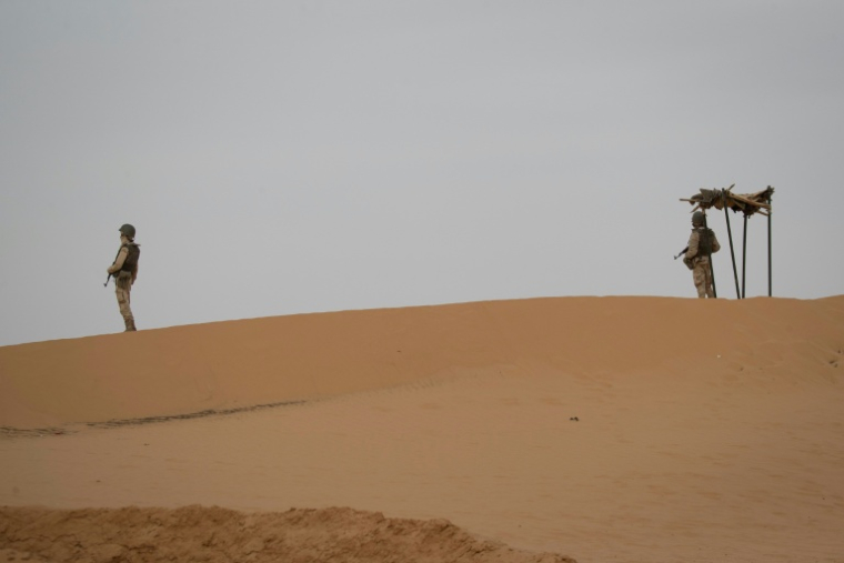 Des soldats mauritaniens montent la garde à un poste de la Force opérationnelle du G5 Sahel, le 22 novembre 2018, dans le sud-est de la Mauritanie, près de la frontière avec le Mali. ( AFP / THOMAS SAMSON )