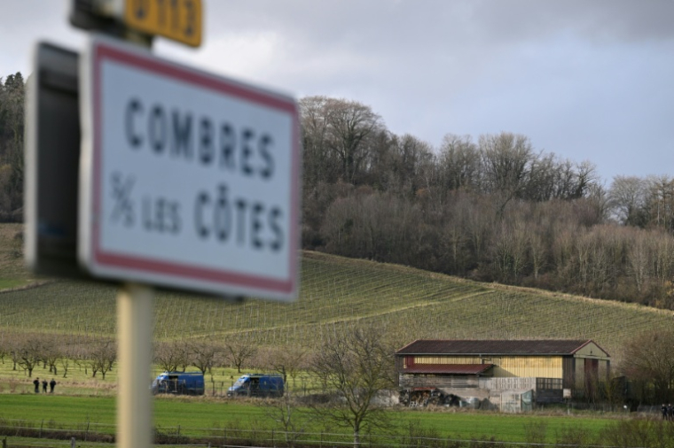 Le hangar "La Taverne de Thor", où se tiennent des combats de MMA et des concerts néonazis depuis plus de dix ans à Combres-sous-les-Cotes le 7 février 2026, où le collectif antifasciste “Fermez la!” a organisé une manifestation pour exiger sa fermeture ( AFP / Jean-Christophe VERHAEGEN )