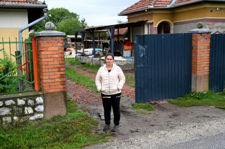 Zsuzsanna Marton, mère de trois enfants, devant sa maison à Szentistvan, dans le nord-est de la Hongrie, le 25 septembre 2025 ( AFP / Attila KISBENEDEK )