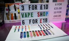 Des cigarettes électroniques en vente dans un magasin à Liverpool, le 10 avril 2024, dans le nord-ouest de l'Angleterre ( AFP / Paul ELLIS )