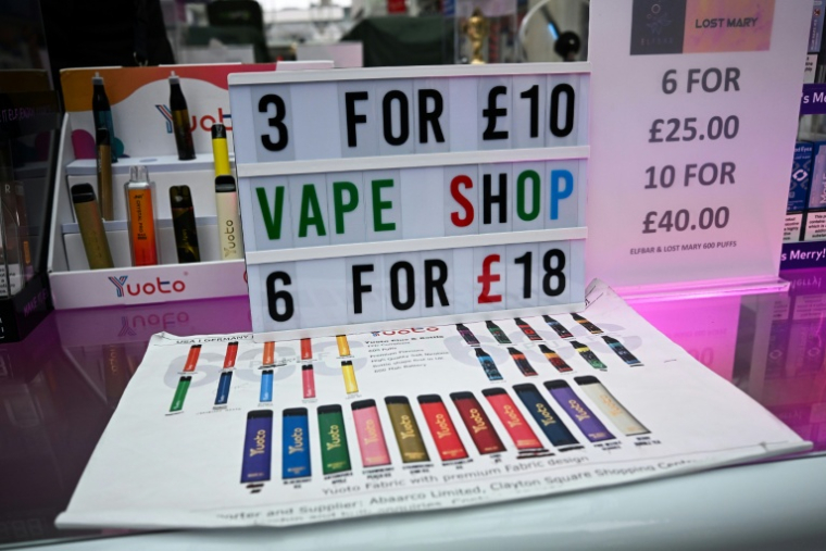 Des cigarettes électroniques en vente dans un magasin à Liverpool, le 10 avril 2024, dans le nord-ouest de l'Angleterre ( AFP / Paul ELLIS )