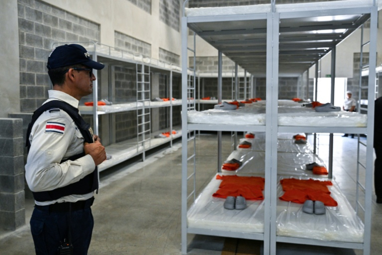 Un policier monte la garde dans la nouvelle prison de haute sécurité inaugurée au Costa Rica, inspirée de la mégaprison anti-gangs du Salvador, le 14 octobre 2026 ( AFP / Ezequiel BECERRA )