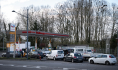 File d'attente de véhicules devant une station-service à Mulhouse, dans l'est de la France, le 1er avril 2026 ( AFP / SEBASTIEN BOZON )