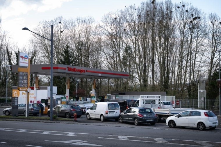 File d'attente de véhicules devant une station-service à Mulhouse, dans l'est de la France, le 1er avril 2026 ( AFP / SEBASTIEN BOZON )