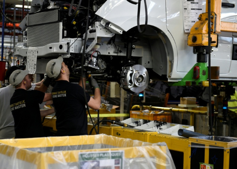 Des ouvriers sur la ligne de montage de l'usine de Renault à Batilly, dans l'est de la France, le 6 mars 2017 ( AFP / Jean Christophe VERHAEGEN )