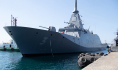 Le frégate JS Noshiro de classe Mogami, des forces japonaises, dans un port de la province de Zambales (Philippines), en mars 2025 ( AFP / TED ALJIBE )