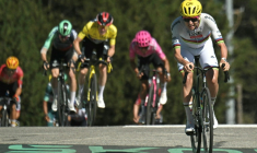 Tadej Pogacar franchit la ligne d'arrivée de la 3e étape du Tour de France en vainqueur, le 6 juillet 2026 aux Angles ( AFP / Loic VENANCE )