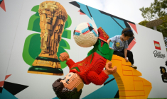 Un enfant escalade un Lego géant représentant le footballeur portugais Cristiano Ronaldo, fait de plus de 30.000 briques à Carlsbad (Etats-Unis), le 13 juin 2026 ( AFP / Patrick T. Fallon )