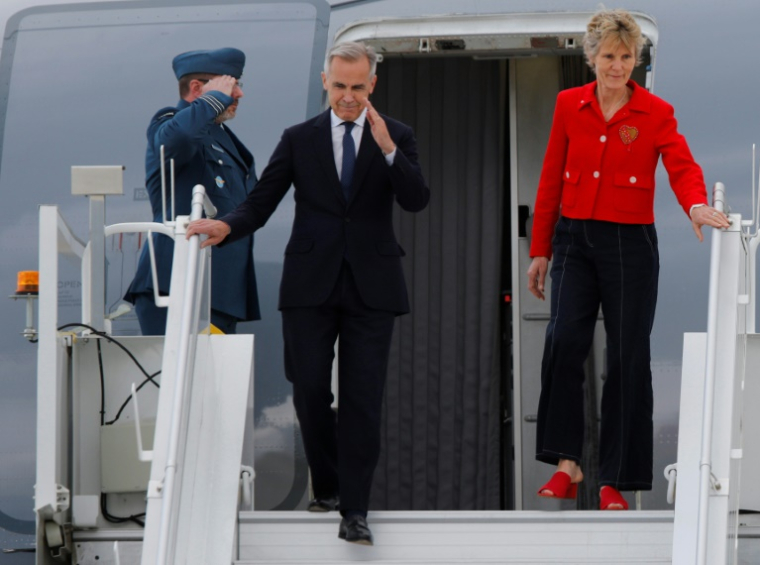 Le Premier ministre canadien Mark Carney à son arrivée à l'aéroport de Calgary pour le sommet du G7, le 15 juin 2025 ( AFP / Dave Chidley )