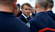 Emmanuel Macron salue les pompiers mobilisés pour lutter contre les incendies, à l'issue d'une visite au centre opérationnel départemental d'incendie et de secours (Codis) de Bordeaux, en Gironde, le 27 juillet 2026 ( POOL / Kenzo TRIBOUILLARD )