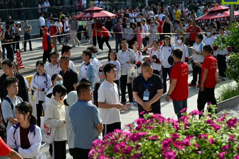 Des lycéens attedent les épreuves de l'examen national d'entrée à l'université connu sous le nom de "Gaokao" à Pékin, le 7 juin 2025 ( AFP / Adek BERRY )