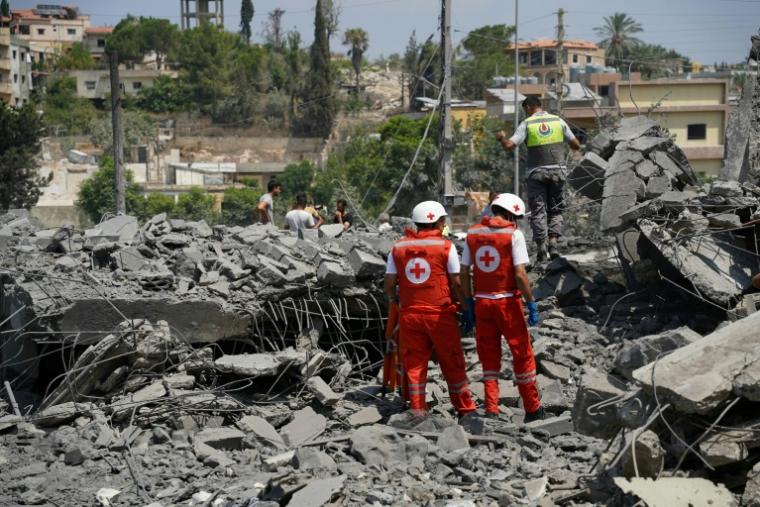 Des secouristes et habitants sur le site d'une frappe aérienne israélienne meurtrière dans le village libanais méridionale de Deir al-Zahrani, le 15 août 2026 ( AFP / Abbas FAKIH )