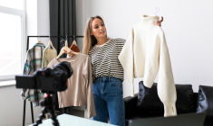 Critiqués, les influenceurs sont aussi suivis par de nombreuses personnes. Peut-on et doit-on promouvoir la création d’une influence socialement responsable? (crédit: Adobe Stock)