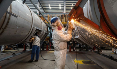 Des ouvriers travaillent sur une ligne de production fabriquant des conteneurs-citernes dans une usine de Nantong
