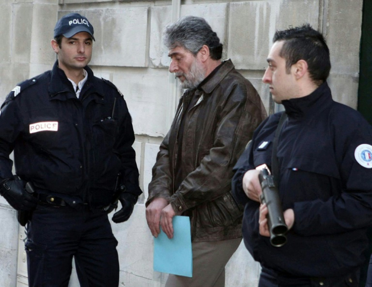 Des policiers escortent le Libanais Georges Abdallah alors qu'il quitte le tribunal de Pau dans le sud-ouest de la France, le 18 février 2010 ( AFP / JEAN LOUIS DUZERT )