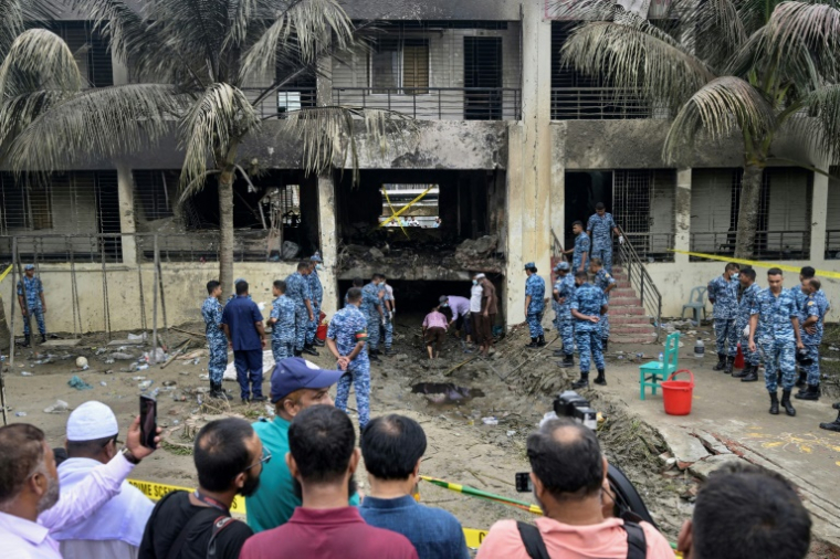 Des membres de l'armée de l'air sur le site du crash d'un avion militaire sur une école à Dacca, le 22 juillet 2025 au Bangladesh ( AFP / MUNIR UZ ZAMAN )