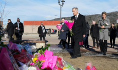 Le Premier ministre canadien Mark Carney près d'un mémorial à Tumbler Ridge, au Canada, le 13 février 2026 ( POOL / Christinne Muschi )