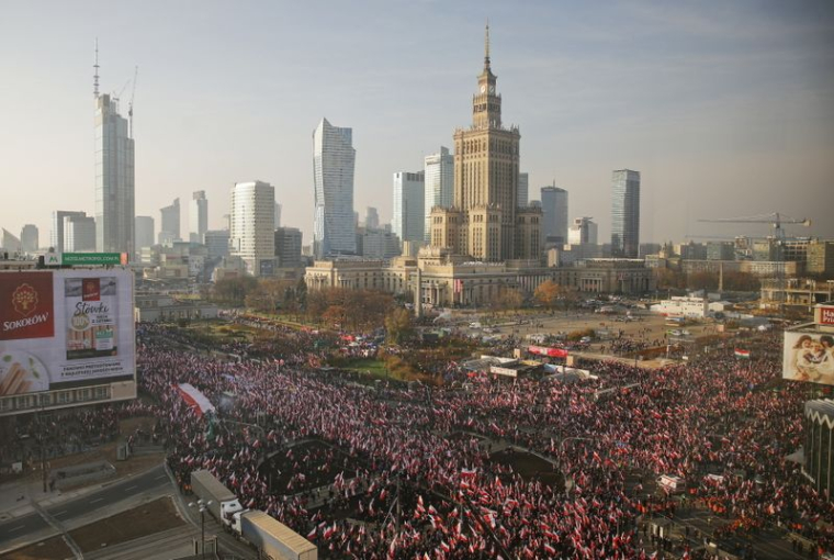 POLOGNE: DES MILLIERS DE PERSONNES PARTICIPENT À UNE MARCHE NATIONALISTE