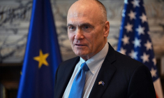 Andrew Puzder à Bruxelles, en Belgique, le 9 avril 2026. ( AFP / NICOLAS TUCAT )