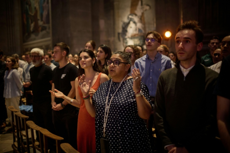 Soirée de prière organisée par des influenceurs catholiques français pour le voyage du pape à Paris le 24 septembre 2026 ( AFP / Kiran RIDLEY )