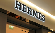 Le groupe français de luxe Hermès publie un chiffre d'affaires en hausse de 5% à 3,9 milliards d'euros, imperturbable malgré un contexte moins favorable au secteur du luxe depuis plusieurs trimestres ( AFP / Eric PIERMONT )