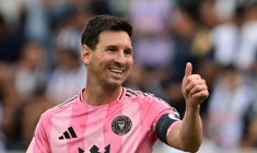 La star du football Lionel Messi fait un signe de la main, le 24 janvier 2026 à Lima ( AFP / Connie FRANCE )