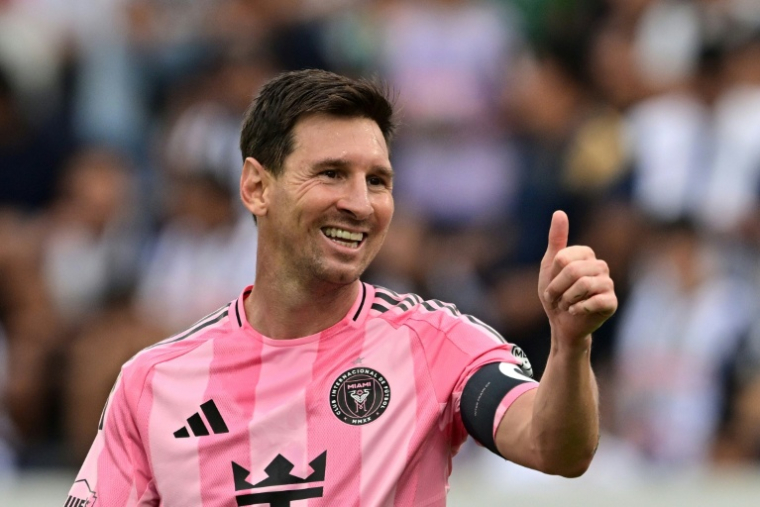 La star du football Lionel Messi fait un signe de la main, le 24 janvier 2026 à Lima ( AFP / Connie FRANCE )