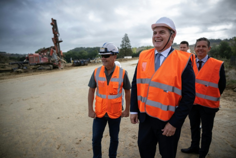 Le ministre des Transports, Philippe Tabarot, visite le chantier de l'autoroute A69 à Cuq Toulza, le 5 septembre 2025 ( AFP / Lionel BONAVENTURE )