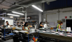 Des employés travaillent dans une usine de céramique à Citta di Castello, en Italie