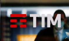TELECOM ITALIA CONFIRME L'OFFRE DE CVC POUR UNE PARTICIPATION DANS SA BRANCHE SERVICES, LES DISCUSSIONS AVEC KKR SE POURSUIVENT