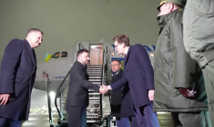 Le président ukrainien Volodymyr Zelensky arrive à Varsovie en avion