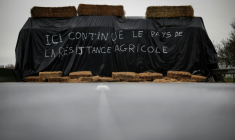 Des ballots de paille sur l'autoroute A64 bloquée par des agriculteurs, le 22 décembre 2025 à Carbonne, en Haute-Garonne ( AFP / Valentine CHAPUIS )