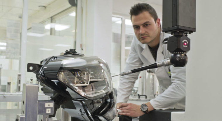 Phase de test d'un système d'éclairage dans l'usine Valeo de Martos en Espagne. (© Valeo)