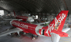 Un technicien travaille sur un avion dans le hangar de maintenance d'Asia Digital Engineering à Subang