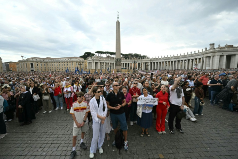 Des fidèles rassemblés place Saint-Pierre lors de la prière de l'Angélus du pape Léon XIV, au lendemain de son retour au Vatican après une intervention chirurgicale, le 18 octobre 2026 ( AFP / Andreas SOLARO )