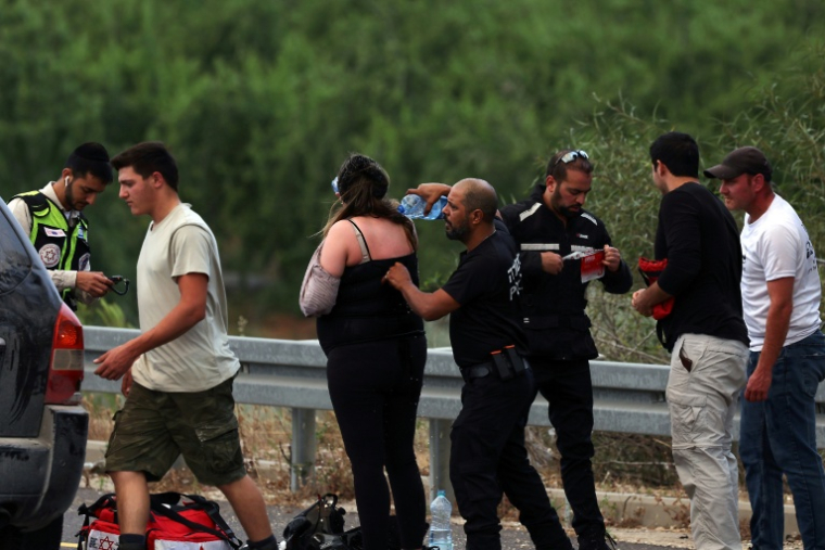 Des secouristes viennent en aide à des habitants bloqués par les incendies, près de Bet Shemesh, dans le centre d'Israël, le 30 avril 2025 ( AFP / Ahmad GHARABLI )