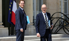 Le ministre des Comptes publics, David Amiel (g), et le ministre de l'Économie et des Finances, Roland Lescure, à la sortie de l'Élysée, le 24 juin 2026 à Paris ( AFP / MEHDI FEDOUACH )