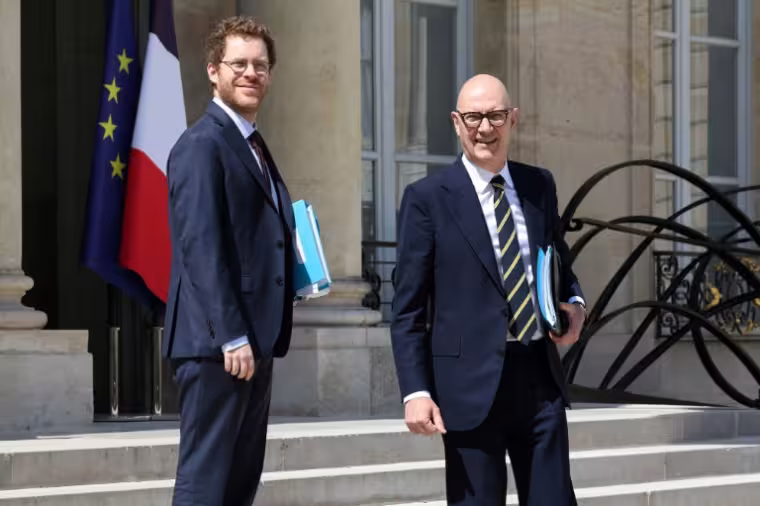 Le ministre des Comptes publics, David Amiel (g), et le ministre de l'Économie et des Finances, Roland Lescure, à la sortie de l'Élysée, le 24 juin 2026 à Paris ( AFP / MEHDI FEDOUACH )