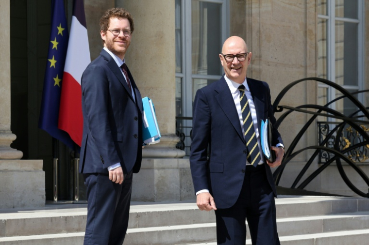 Les ministres des Comptes publics David Amiel et de l'Economie Roland Lescure, à l'Elysée à Paris, le 24 juin 2026 ( AFP / MEHDI FEDOUACH )