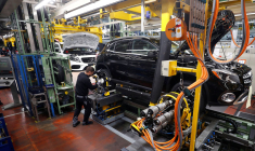 DAIMLER VA INTENSIFIER SES ÉCONOMIES APRÈS SA PERTE TRIMESTRIELLE