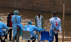 PHOTO D'ARCHIVES : Tests de dépistage des passagers au Congo après l'interception d'un bateau transportant un cas suspect d'Ebola près de Kinshasa