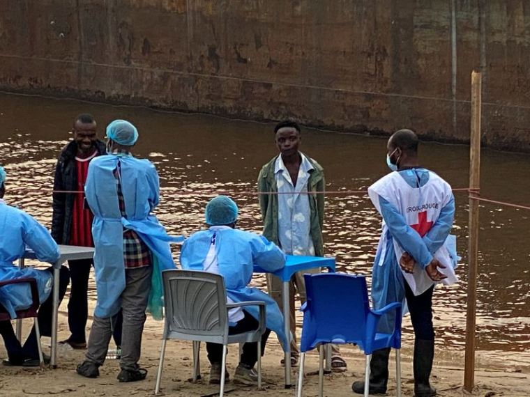 PHOTO D'ARCHIVES : Tests de dépistage des passagers au Congo après l'interception d'un bateau transportant un cas suspect d'Ebola près de Kinshasa