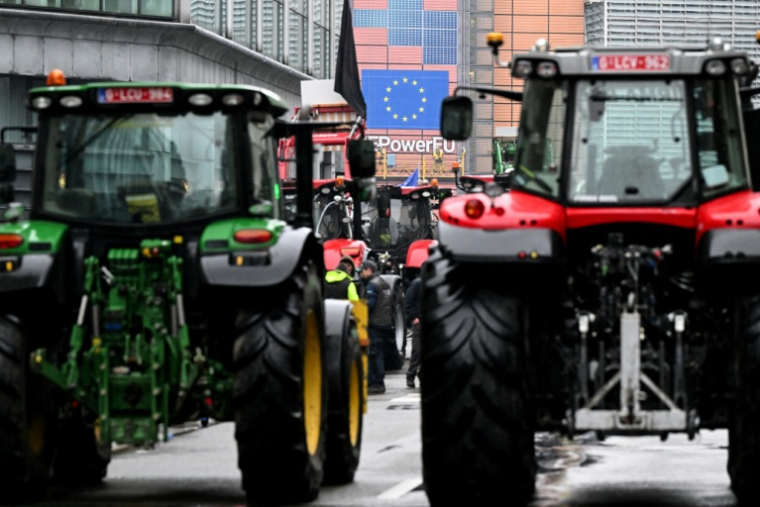 Des tracteurs sont stationnés à proximité du Berlaymont, siège de la Commission européenne à Bruxelles, le 26 février 2024 ( AFP / JOHN THYS )